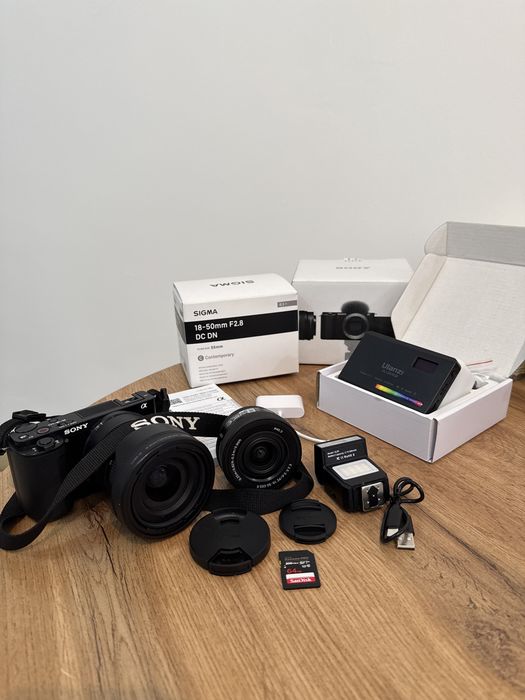 Камера Sony ZV-Е10 с объективом sigma 18-50mm F/2.8 + родной китовый