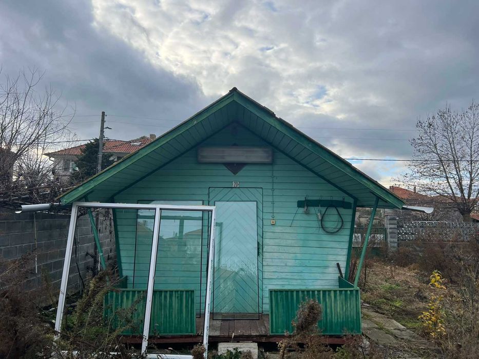 Продавм дървено бунгало