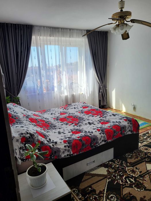 Vând ap. 3 camere ,decomandat ,Zona Rogerius