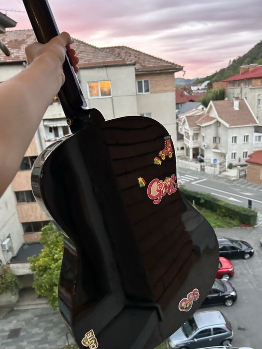 chitară acustică în stare bună
