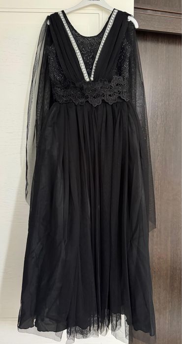 Платья нарядные.