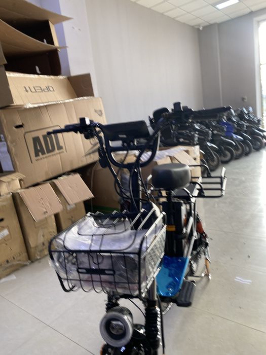 Kuryerlar uchun bezprava skuter monster