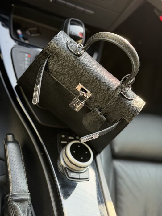 Малка черна чанта