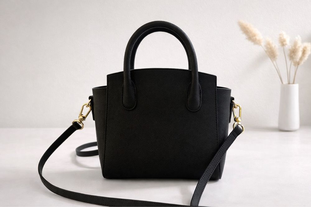 Черная сумка CHARLES & KEITH