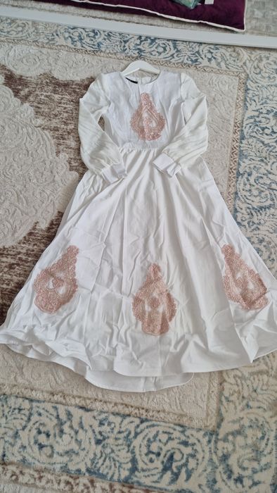 Платье белое с розовым орнаментом