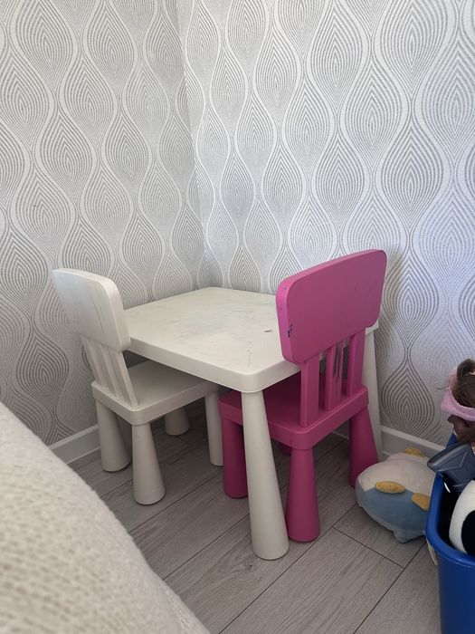Продается икеа детский стол со стульями (2шт)