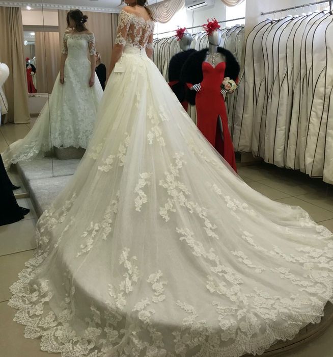 Луксозна сватбена рокля от известната испанска марка "Pronovias".