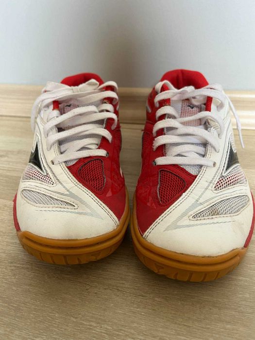 Спортни обувки Mizuno за зала.