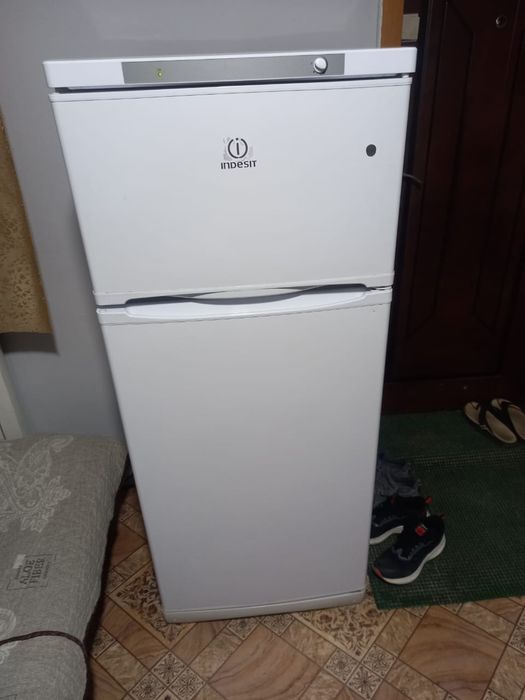 Продам холодильник indezit