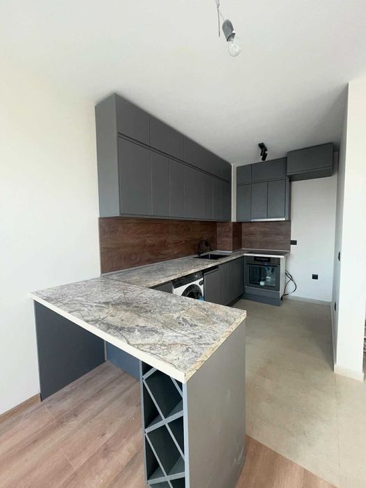 Изпълняване на интериорни решения. Сглобяване, монтаж, и проектиране на цялостно обзавеждане. Обемни офис проекти.