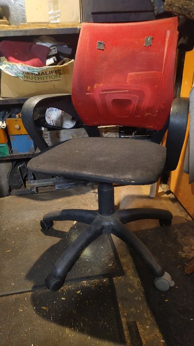 Стул офисный , в рабочем состоянии