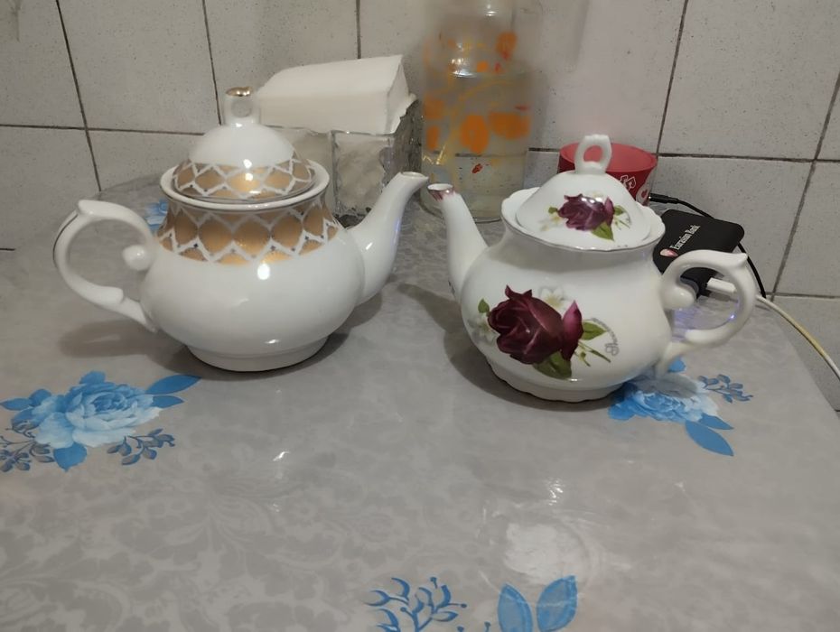 Фарфоровые чайники, супница без крышки