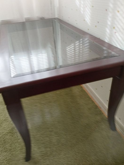 Холна маса със стъкло