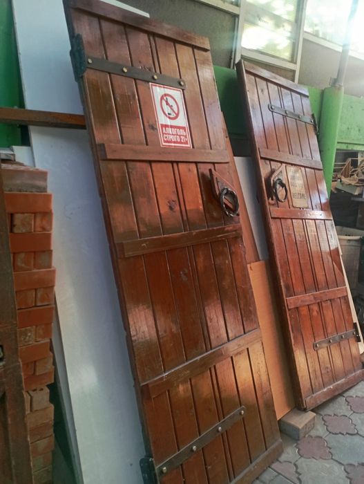 Продам выходные распашные двери