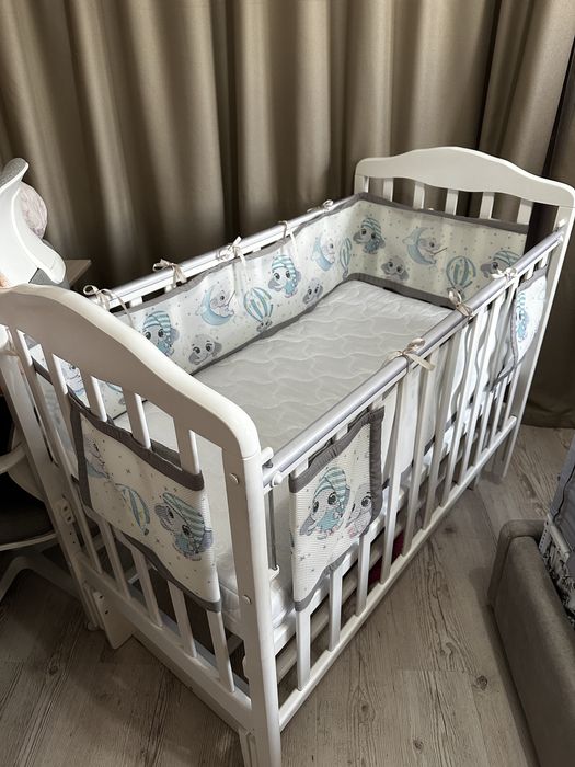 Кроватка детская с маятником