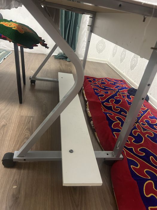 Стол удобный колесиках