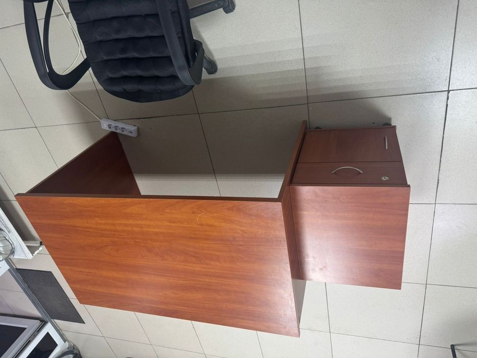 Продам стол и тумбочки