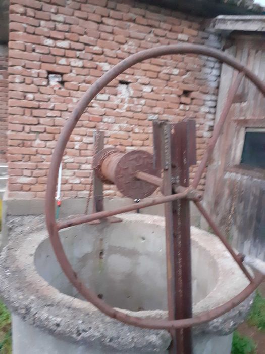 Vând  tabur si roată de scos apa din fântâna