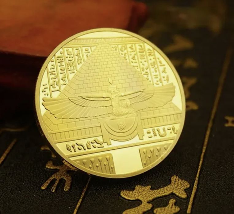 Монета на Нефертити с пирамида и жена скрила от другата страна.