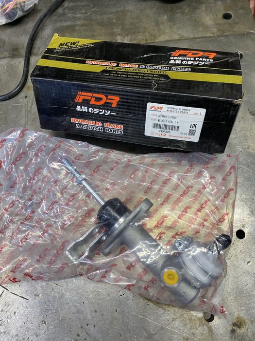 Главный цилиндр сцепления oem MB891409