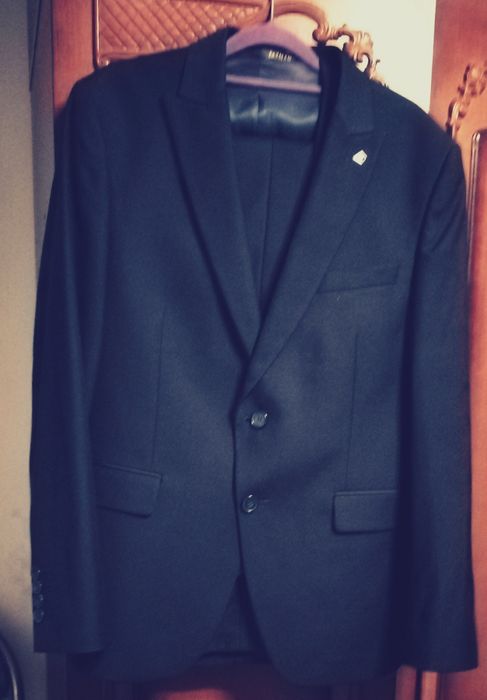 Продается новый мужской костюм тройка