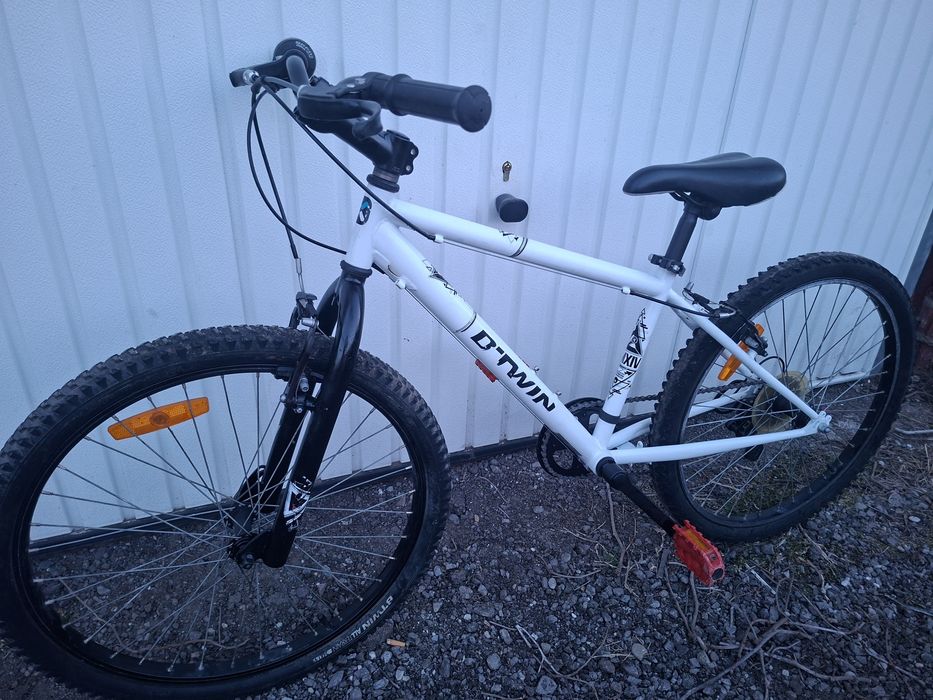 Bicicleta Btwin 24" pentru copii 8-12 ani.