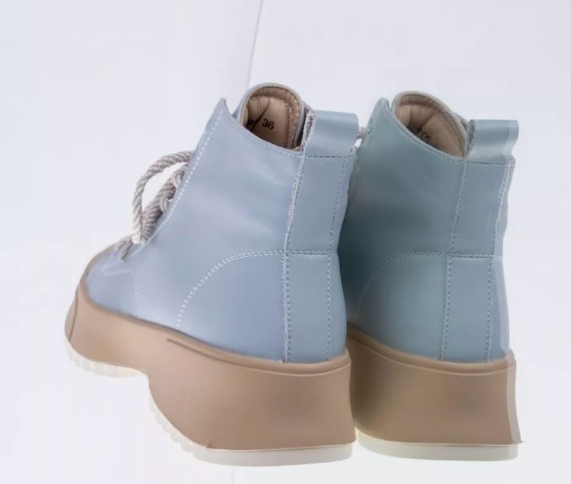 Зимние голубые ботинки