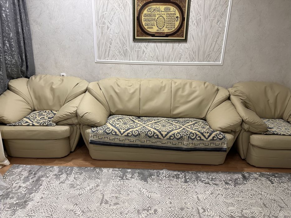 Кожаный диван для гостинной