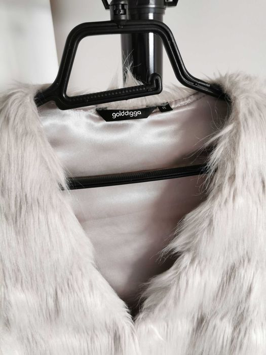 Vesta blana artificiala