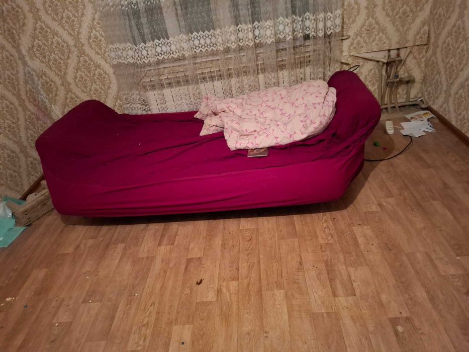 продаётся диван требует ремонта