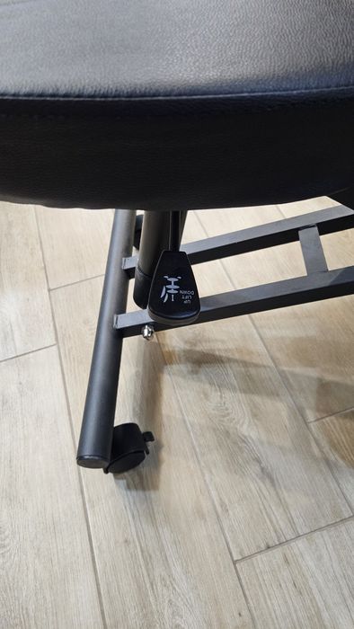 Коленичещ стол с променлива височина