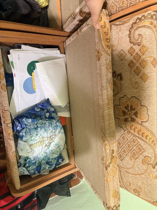 Стол, стулья , уголок,