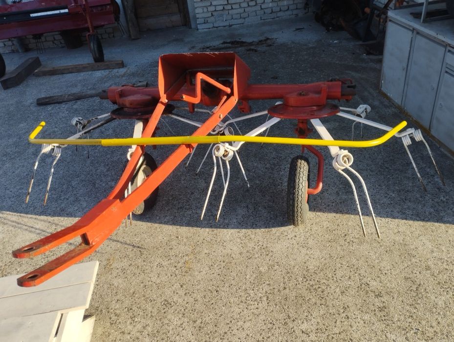 Сенообръщач FAHR