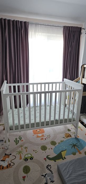 Pătuț co-sleeping pe roți.