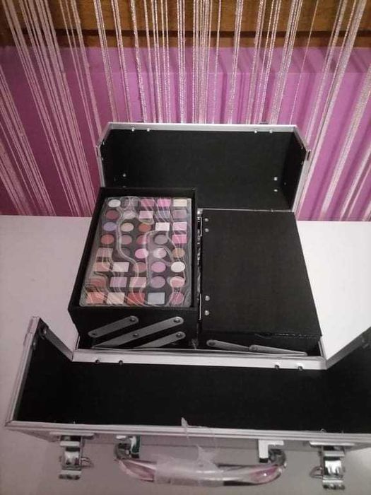 Голям професионален куфар с гримове