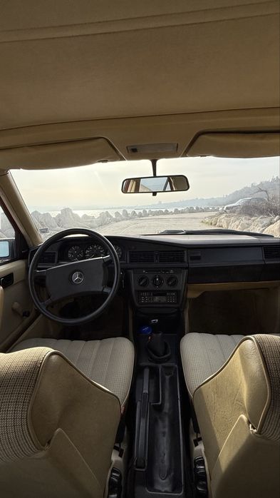 Mercedes-Benz 190E 1.8 (1983) - Червена класика със светъл салон