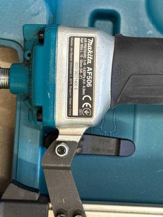 Pistol cuie pneumatic Makita AF506 18Ga 15-50mm, în valiză