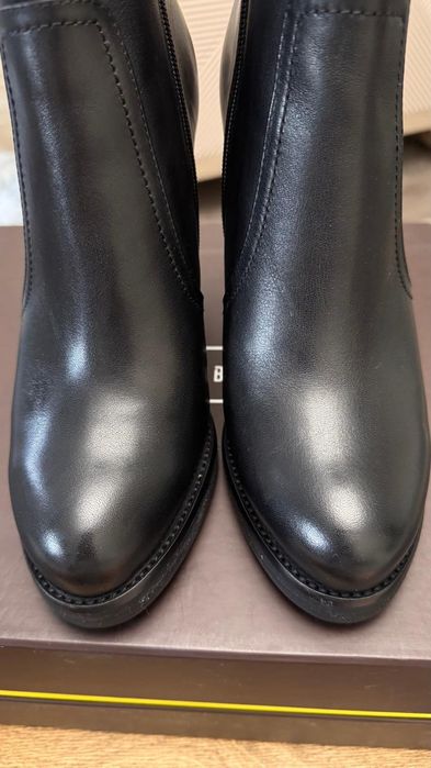 Продам женские ботинки