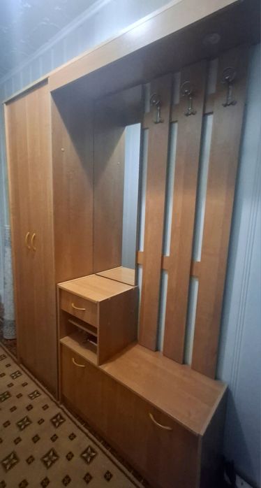 Продаётся прихожая в отличном  состоянии с зеркалом, шкафом