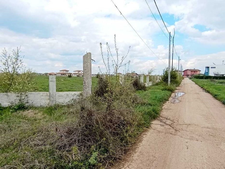 Парцел на асфалтов път до голф игрищата, вилна зона на Топола