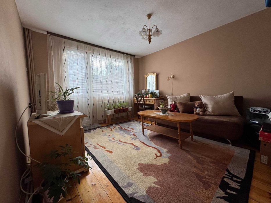 два самостоятелни етажа с гараж и двор