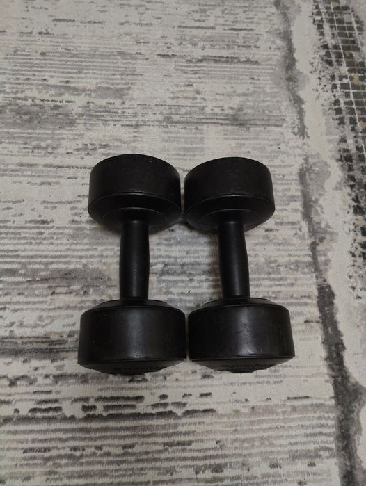 Продам гантели по 5 кг