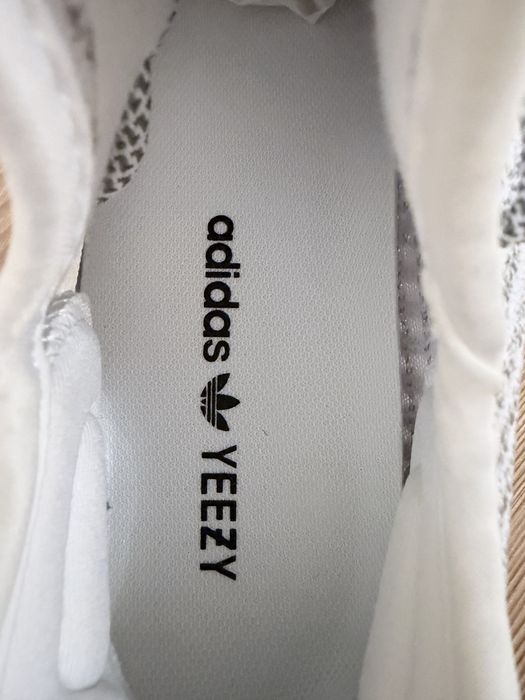 Yeezy 350 noi cu etichete