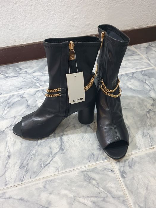 Botine cu varf decupat