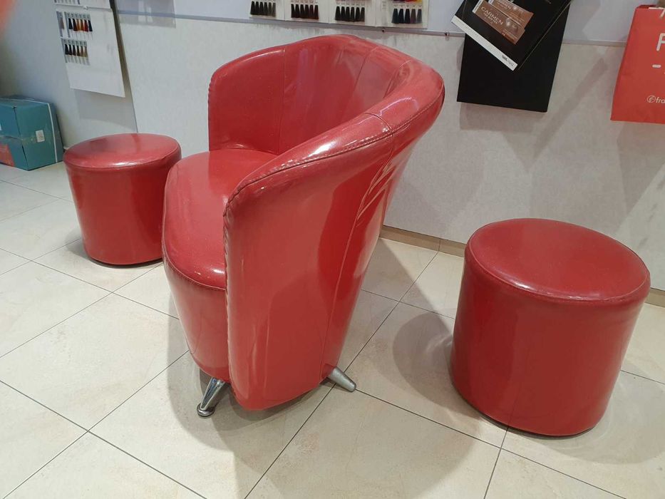 Диван с две табуретки.