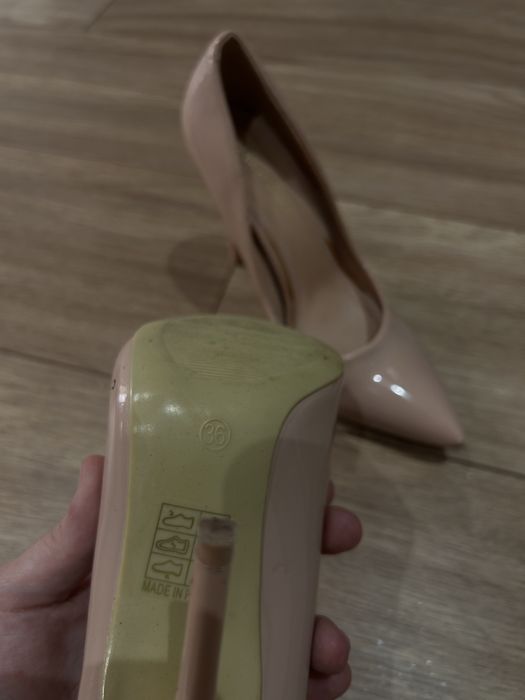 Бежови високи токчета