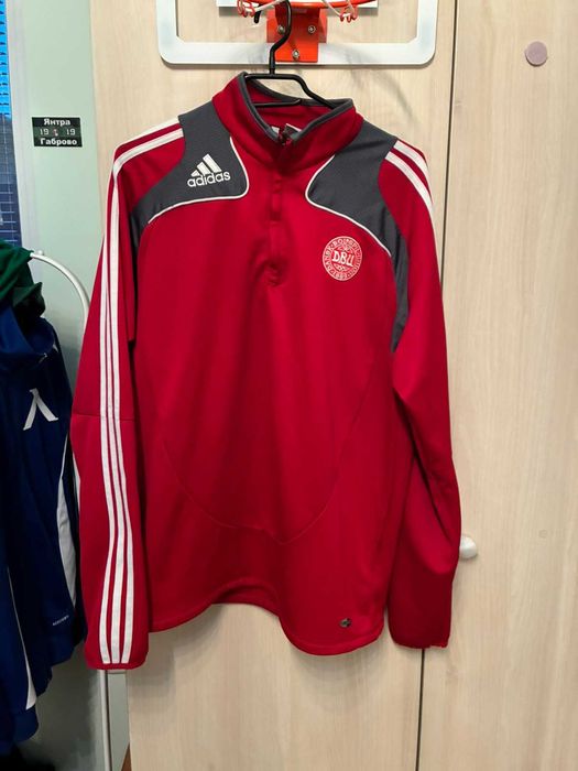 Футболни тениски на Байер и Англия