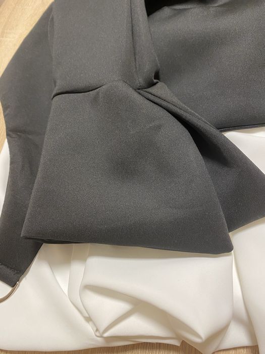 Официална рокла с дълъг ръкав,която върви със бяло коланче,размер S/M