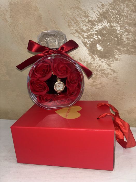Cadou Valentine’s Day – Cutie în formă de parfum cu trandafiri & ceas