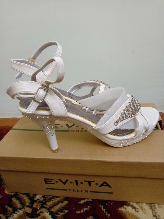 Босоножки со стразами